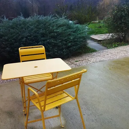 Avec Entree Independante Dans Un Ecrin De Verdure *